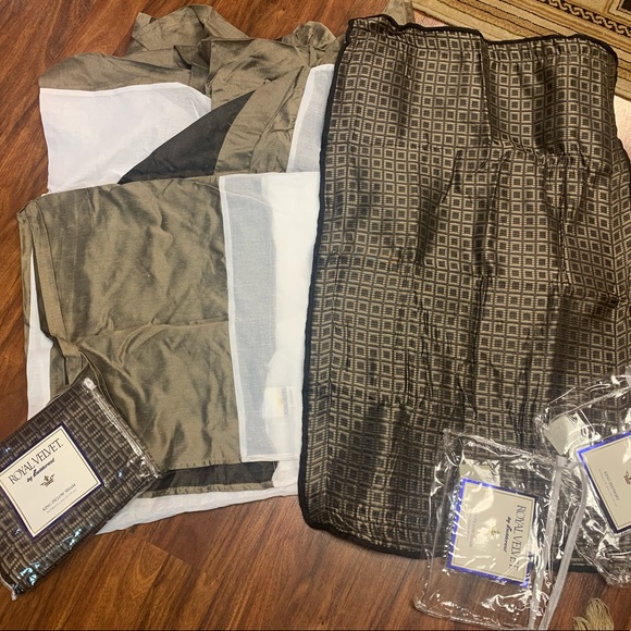 King size bed skirt and 2 shams - Picture 1 of 10